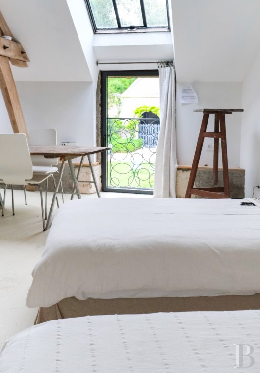 A artists' house with a cluster of small houses on the way to Le Mans - photo  n°35